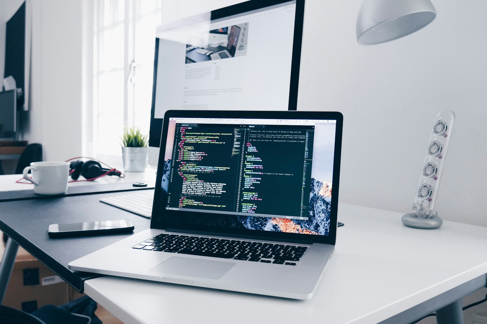 ソースコードを表示したノートパソコンの開発環境